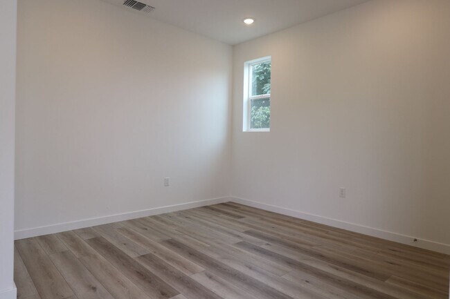 Building Photo - 1713 River Vis