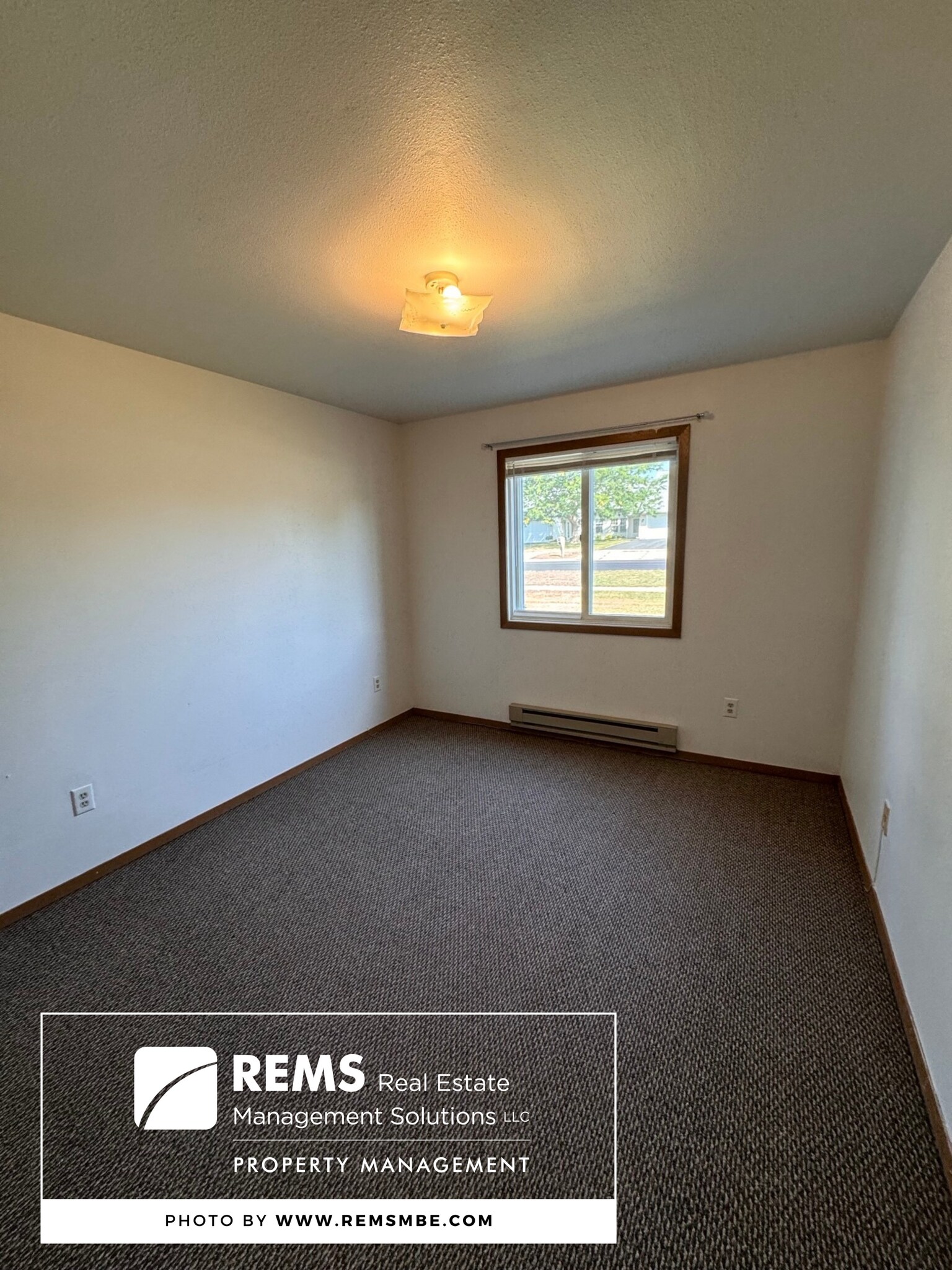 Building Photo - 564 E Slifer St