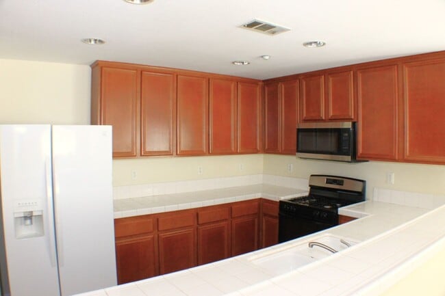 Building Photo - Roomy Palacio Del Oro North Townhome