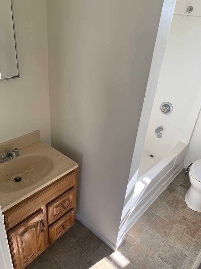 Building Photo - Great 2 bedroom upstairs standalone unit with garage