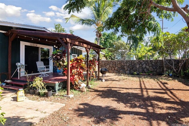 Building Photo - Upgraded 3 bed 2 bath Solar Home Walking d...