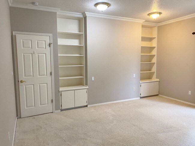 Building Photo - Beautiful custom home in Lakeshore Estates