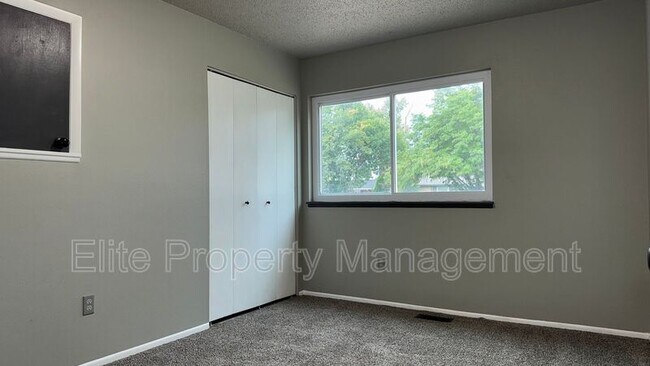 Building Photo - 4030 Ridge Dr