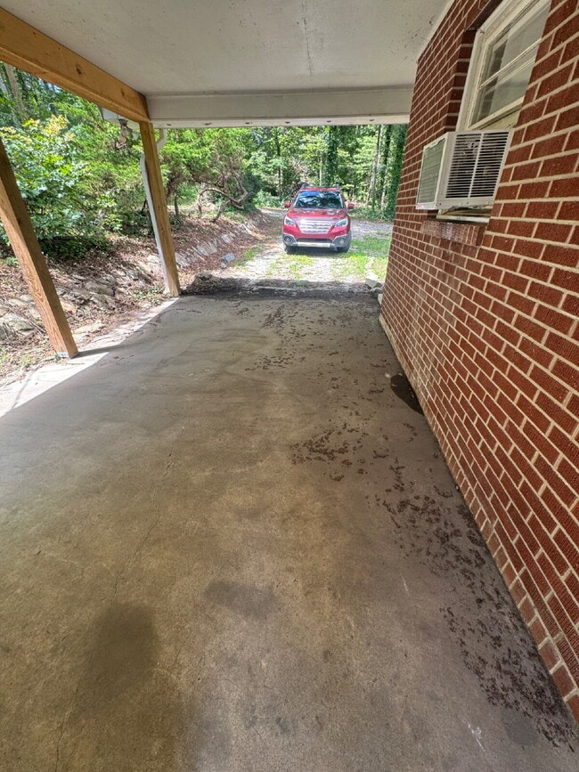 Building Photo - 3 Bedroom 1 Bathroom Home