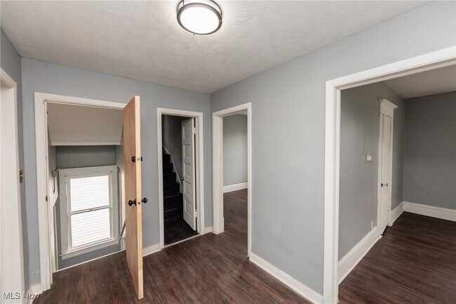 Building Photo - 1226 W Erie Ave