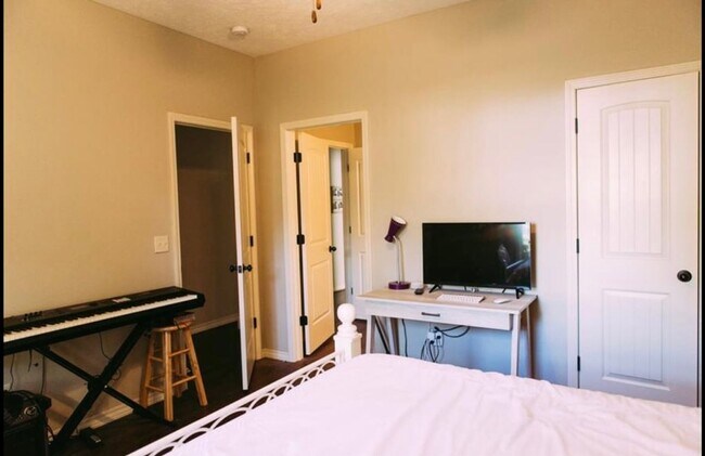 Building Photo - 3 bed 3 bath house house Central Springfield