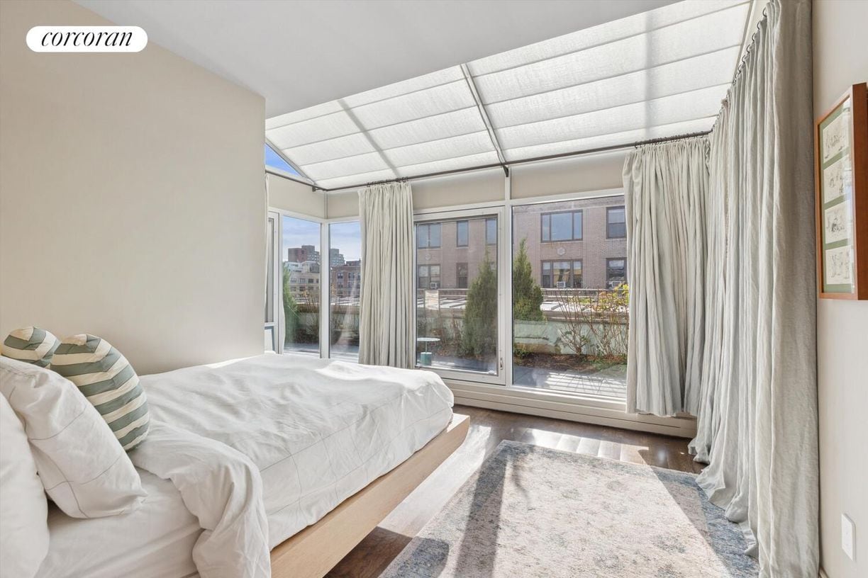 Building Photo - 190 Riverside Dr