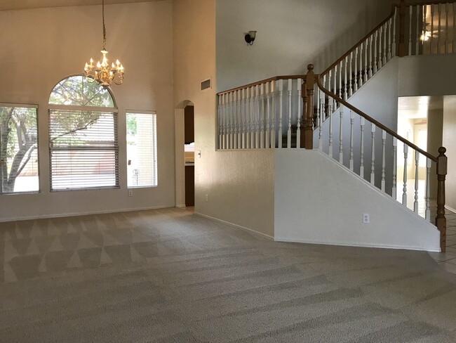 Building Photo - Gilbert Home - 5 Bed + Den & 2.75 Bath with Beautiful Pebble Teck Pool