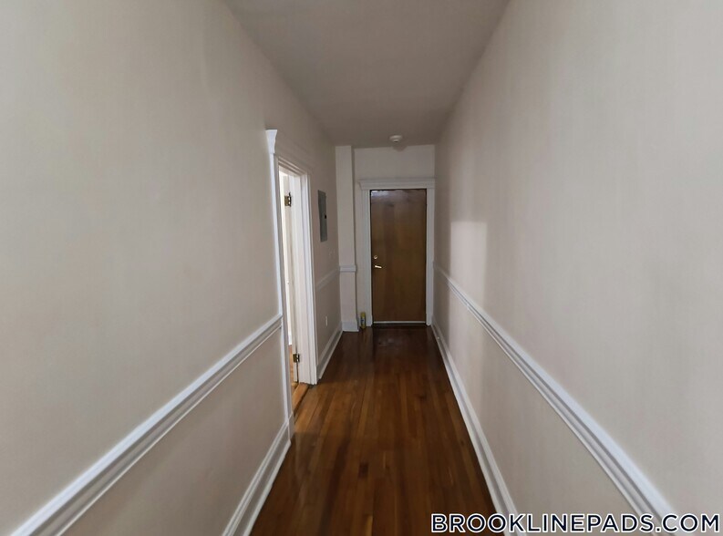 Building Photo - 352 Riverway
