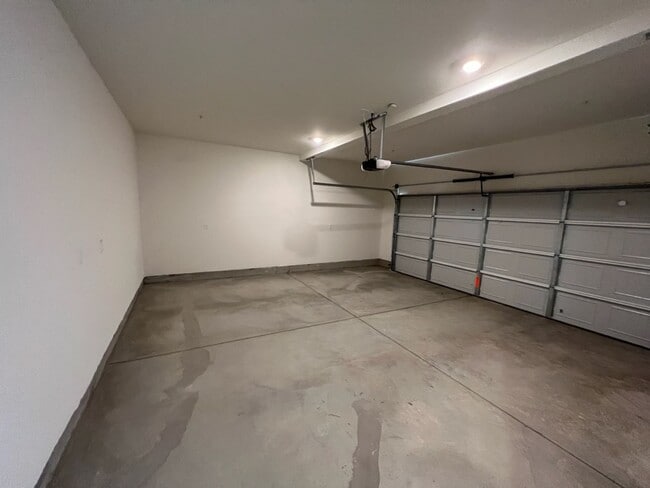 Building Photo - Newer Construction Home located in desirab...