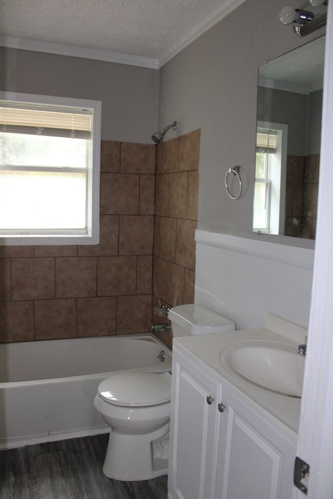 Building Photo - Close to Tinker and Shopping