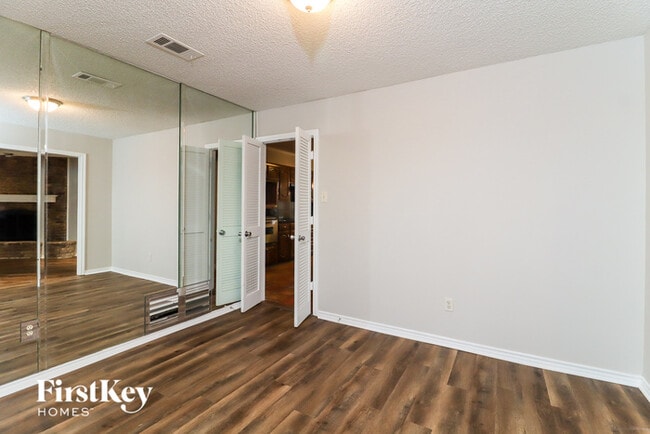 Building Photo - 2102 Greenbriar Ct
