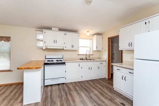 Building Photo - MOVE IN SPECIAL!! Charming Home on a Spaci...
