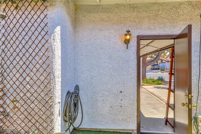 Building Photo - 4413 Live Oak Dr