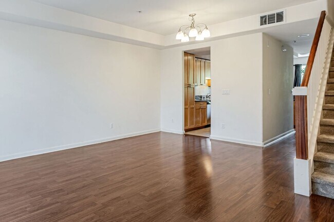 Building Photo - 3 Bedroom Townhouse with Bonus Loft/Office