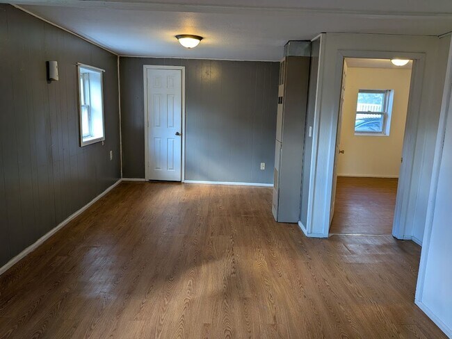 Building Photo - Front,E.324-326