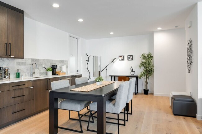 Building Photo - 5300 NE 67th St