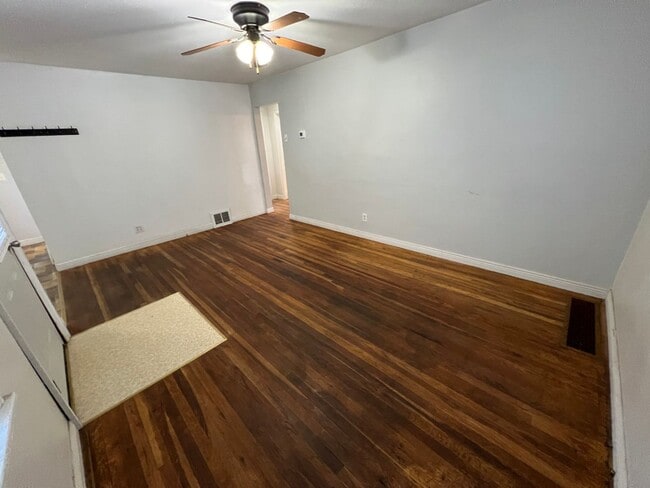 Building Photo - 3 Bed 2 Bath House