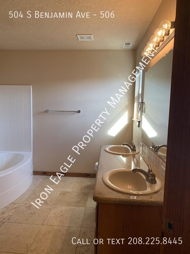 Building Photo - 504 S Benjamin Ave