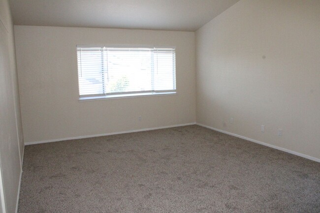 Building Photo - Updated 4 Bedroom, 2 1/2 Bathroom Townhome...