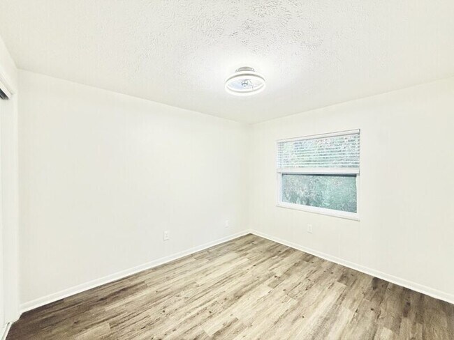 Building Photo - 11705 North Dr