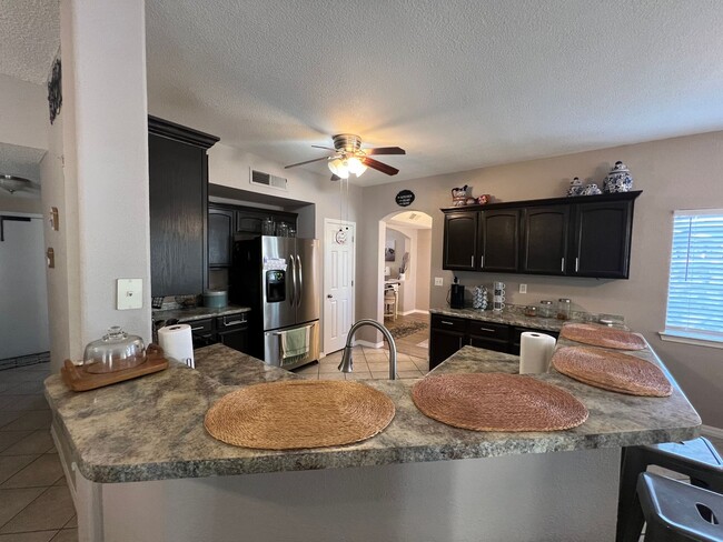 Building Photo - Charming 3-Bed, 2.5-Bath Home with Cozy Fi...