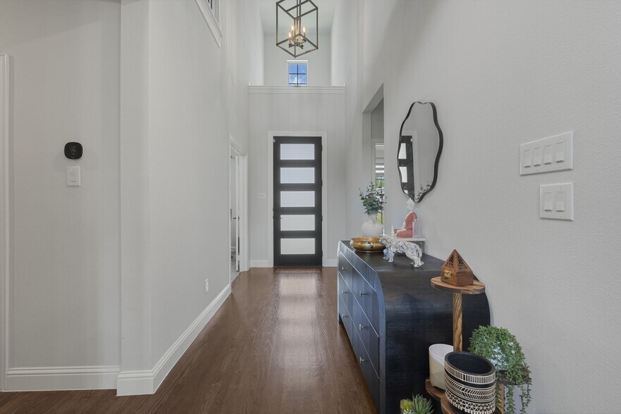 Building Photo - 913 Gingham St