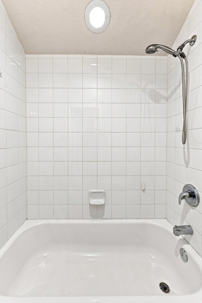 Building Photo - Stunning 3 BR + LOFT / 2.5 BA/ 2-Car-Garage Townhome in GATED community!
