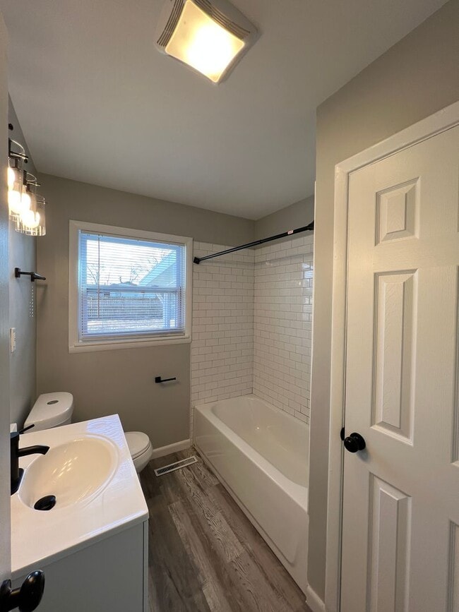 Building Photo - 3 Bedroom Beautifully updated Ranch