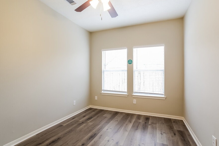 Building Photo - 6615 Bluebottle Ln