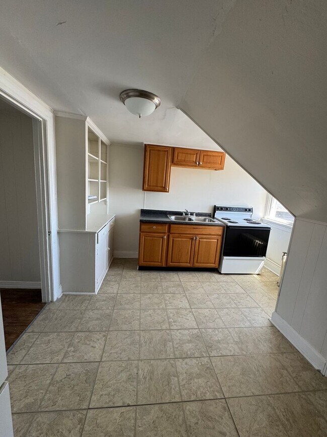 Interior Photo - (105) 664-666 Oak Hill Ave