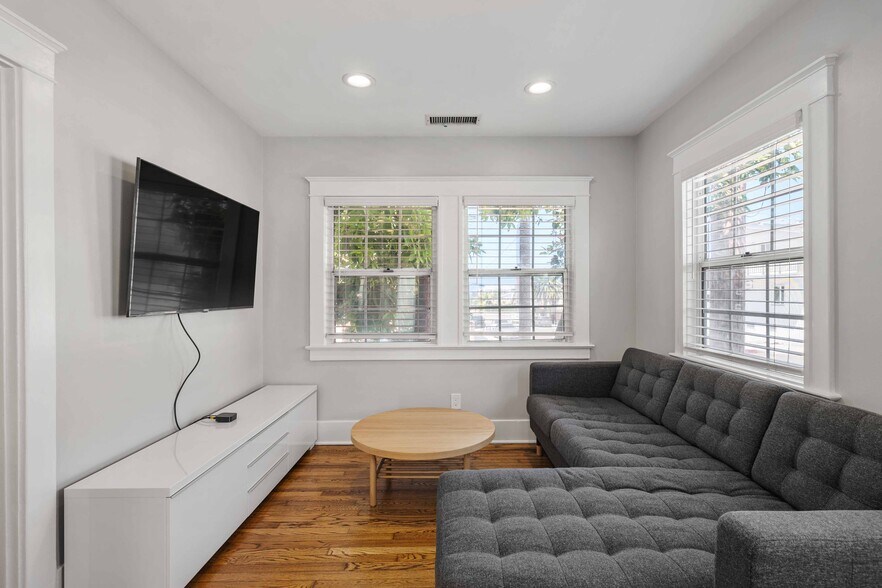 Building Photo - 208 8th St
