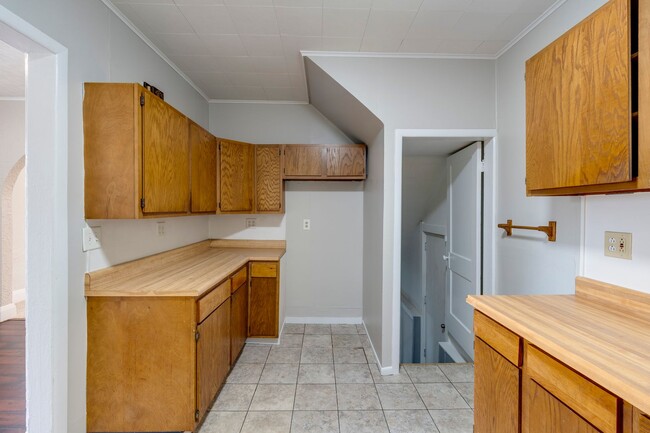 Building Photo - Spacious 3 Bedroom 1 Bath House Located in...