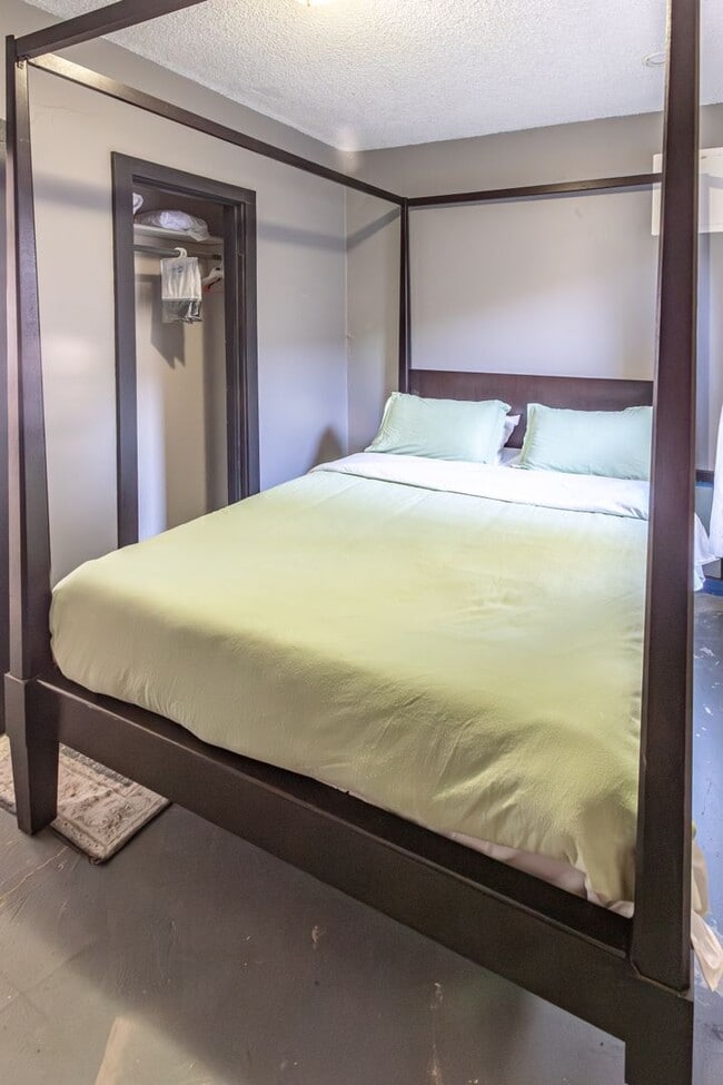 Building Photo - Fully Furnished Apartment in Historic Tracy Park