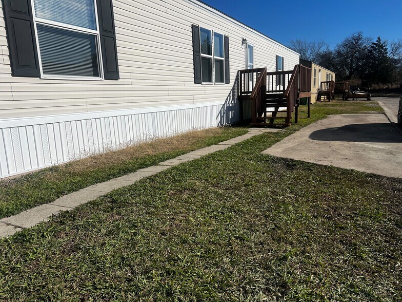 Building Photo - 709 N Collins Fwy