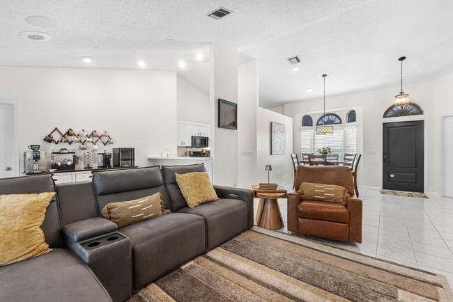 Building Photo - 12842 Meadowbend Dr