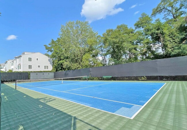 Building Photo - 241 Oak Park Dr