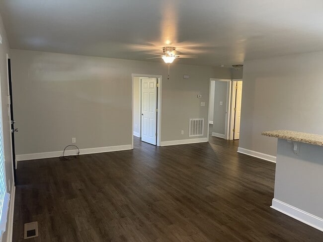 Building Photo - Available July 10th, 2025! Super cute 3 be...