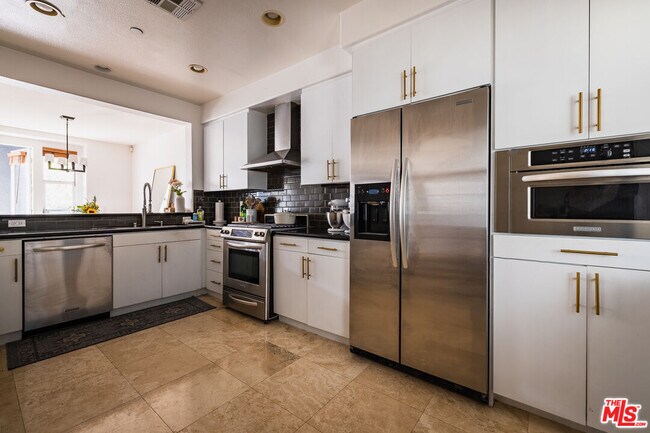 Building Photo - 7100 Playa Vista Dr