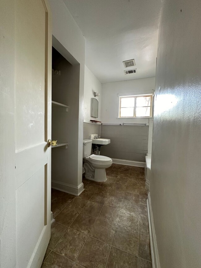 Building Photo - 3 bedrooms apartment in 5 Points / Walkabl...