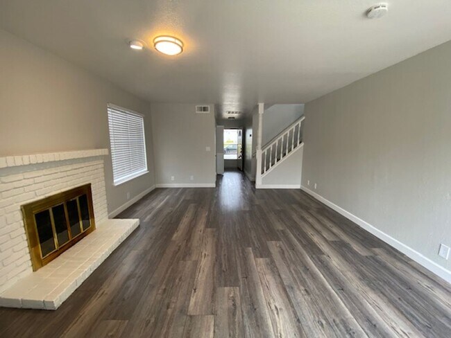 Building Photo - 3BR/ 2BA Updated Home!