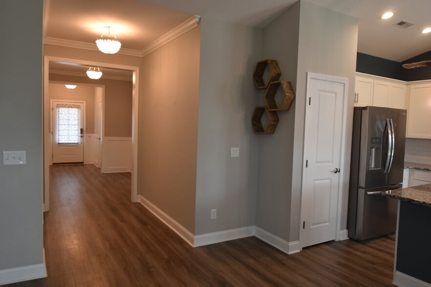 Building Photo - 3005 Primrose Ln