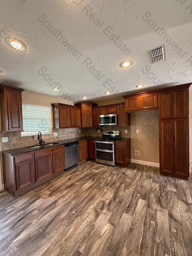 Building Photo - Spacious 3 Bedroom 2 Bath home in Portales, NM