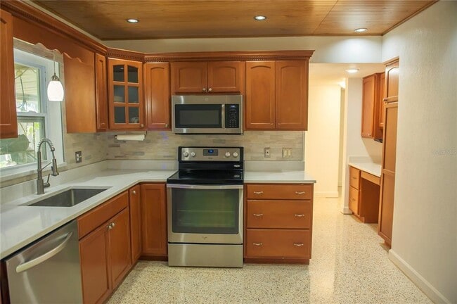 Building Photo - 904 Brookside Dr