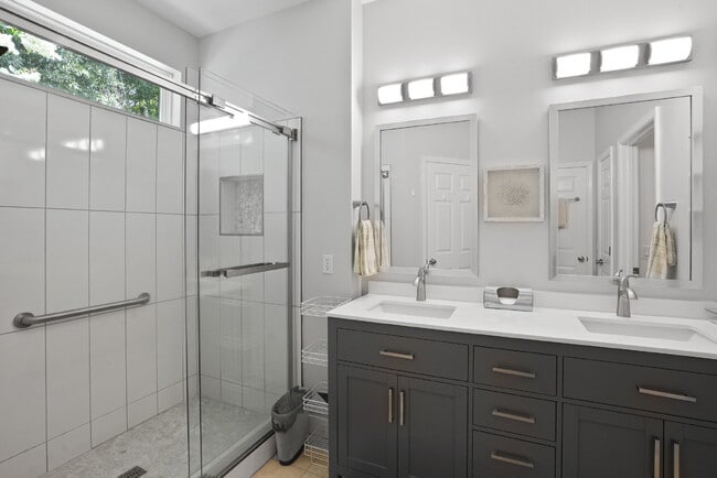 Building Photo - 211 Hampton Cir