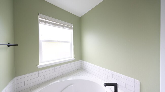 Building Photo - 5 Bed 2.5 Bath - Group - Dog Friendly - Fu...