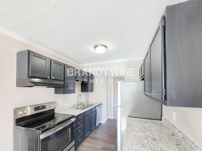 Building Photo - 605 Woods Crossing Ln