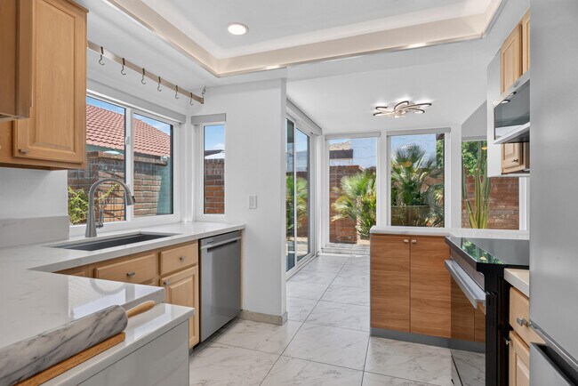 Building Photo - 2490 E Miramonte Cir