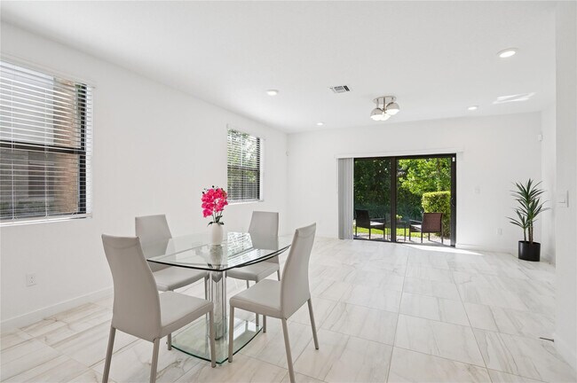 Building Photo - 180 SE 5th Ct