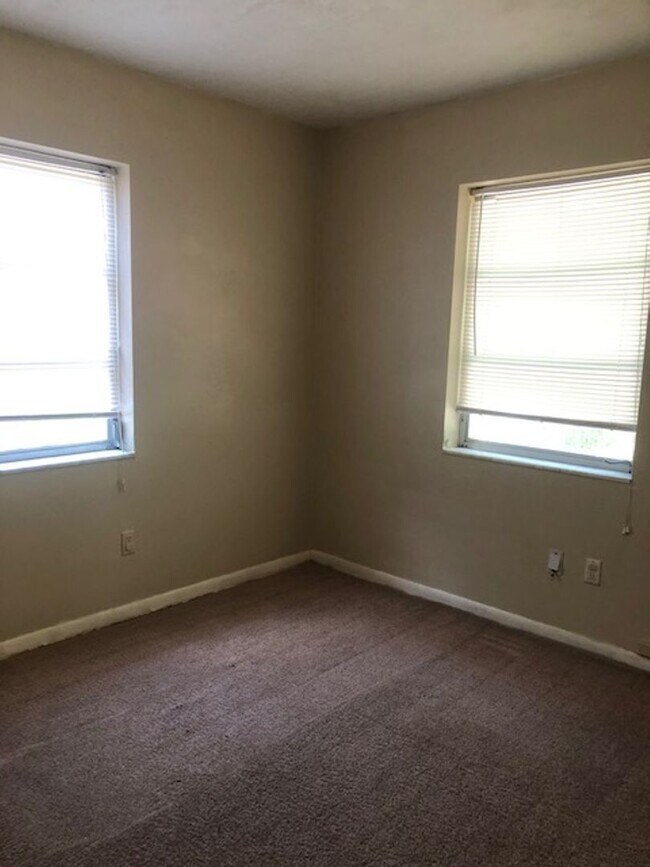 Building Photo - 3 Bed 1 Bath Home | Single Car Garage and ...